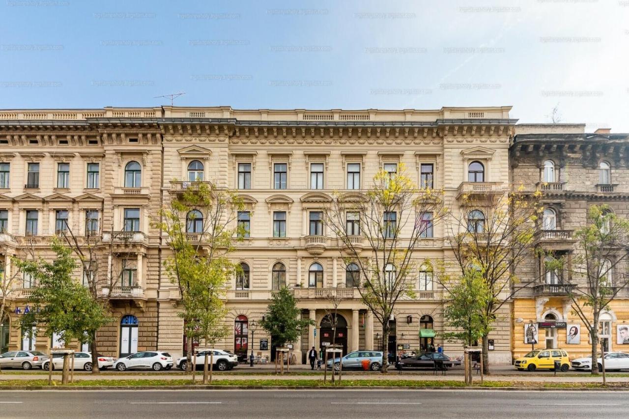 Brand New Sunny On Andrassy Street Appartement *